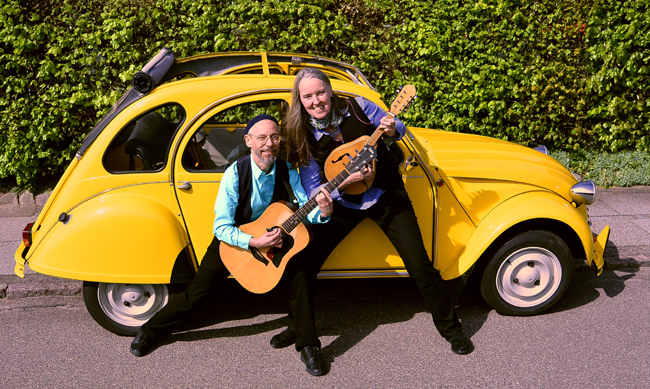 Photo of Jutta & the Hi-Dukes (tm) as a duet – Terran Doehrer, on left – guitar, Jutta Distler, on right – mandolin. Photo copyright 2015 Modal Music, Inc. (tm). All rights reserved.